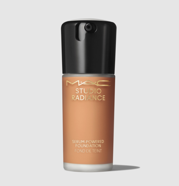 MAC lança sua nova base com 56 tons, unindo cuidados com a pele e expertise em maquiagem 